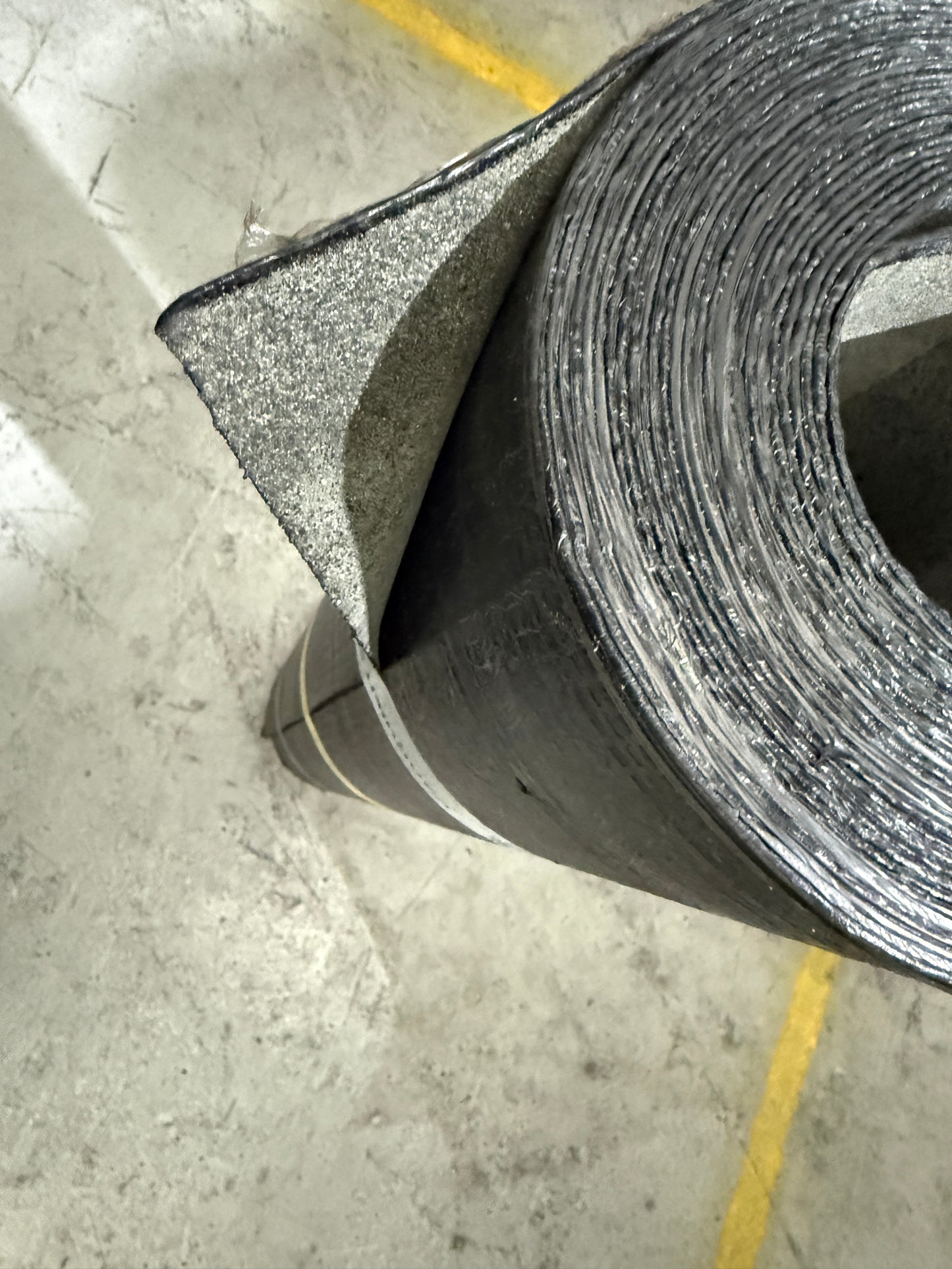 Bituminous roofing membrane roll for flat roof waterproofing