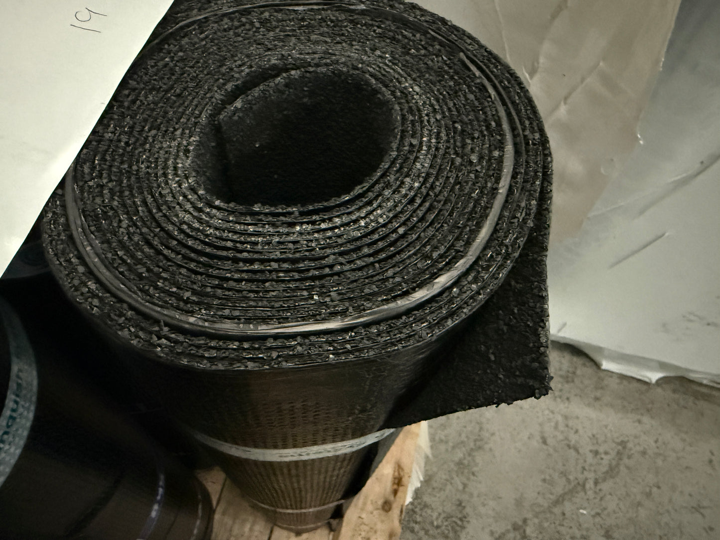 Bituminous roofing membrane roll for flat roof waterproofing
