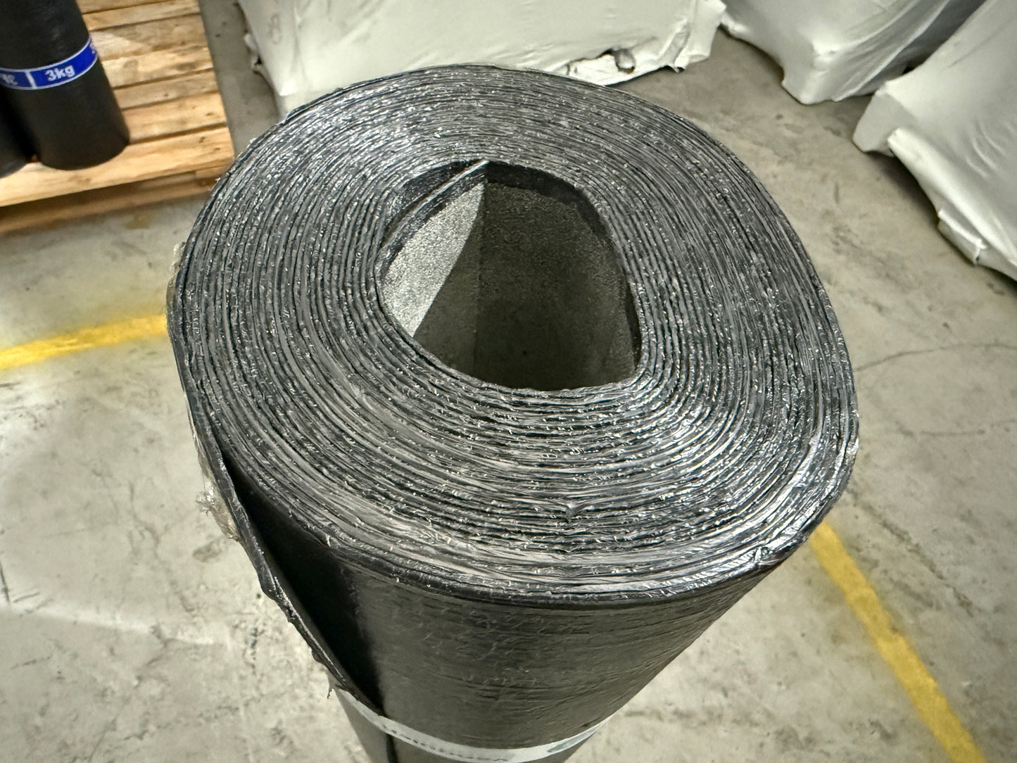Bituminous roofing membrane roll for flat roof waterproofing