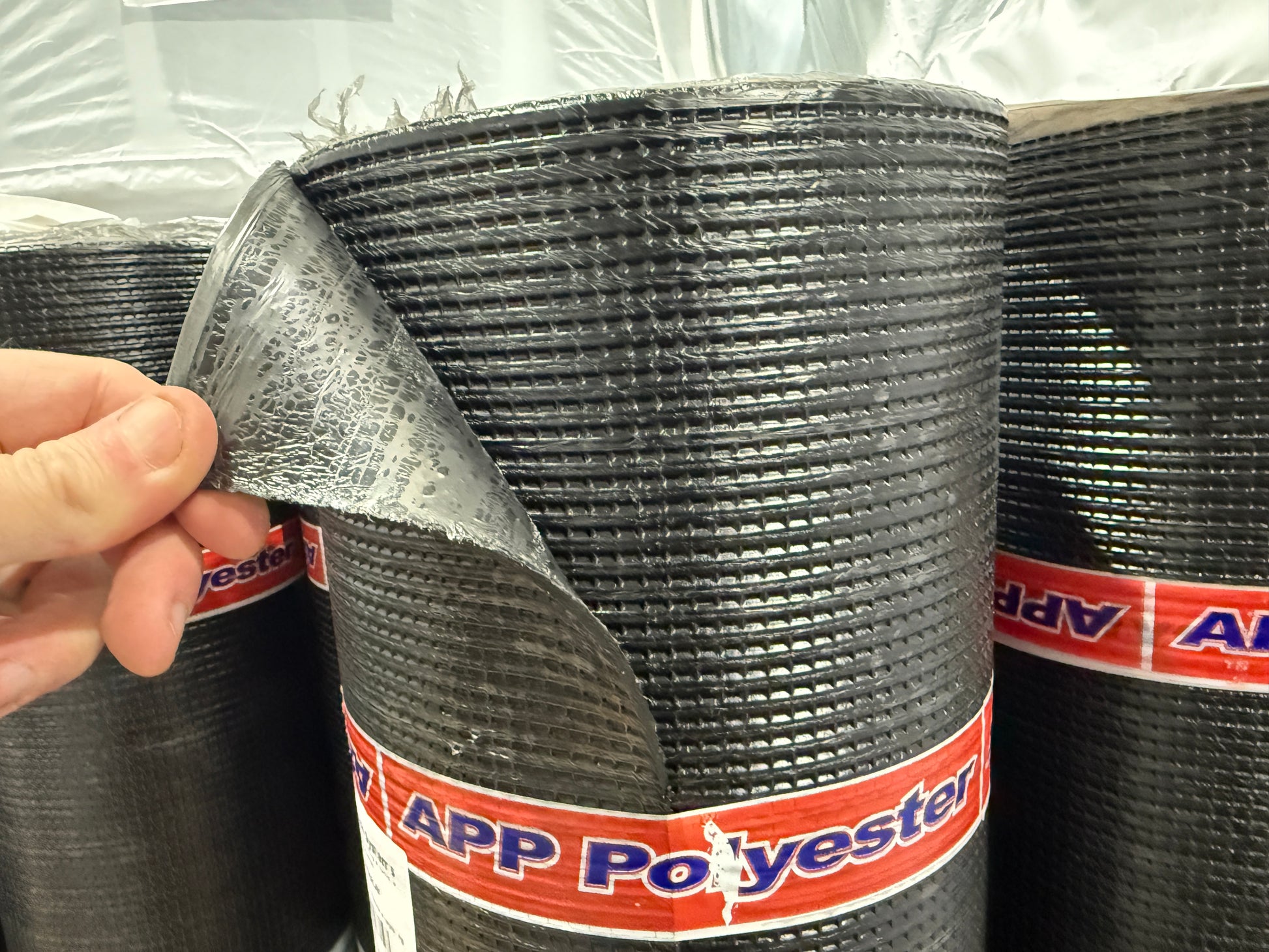 Bituminous roofing membrane roll for flat roof waterproofing with PE film finish