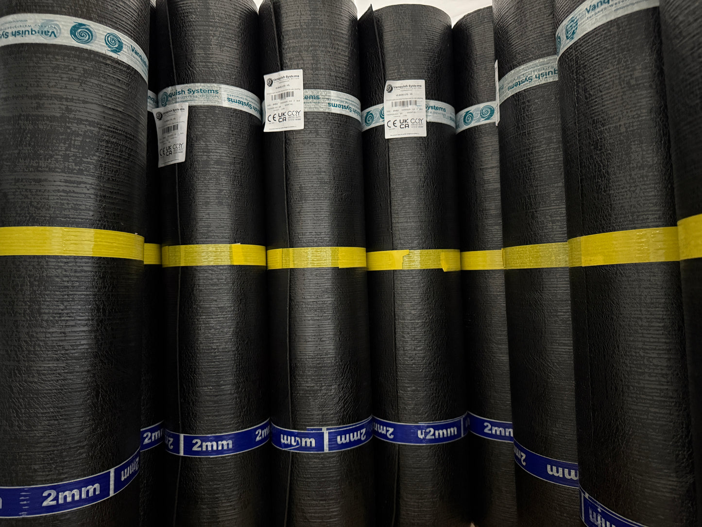 Bituminous roofing membrane roll for flat roof waterproofing