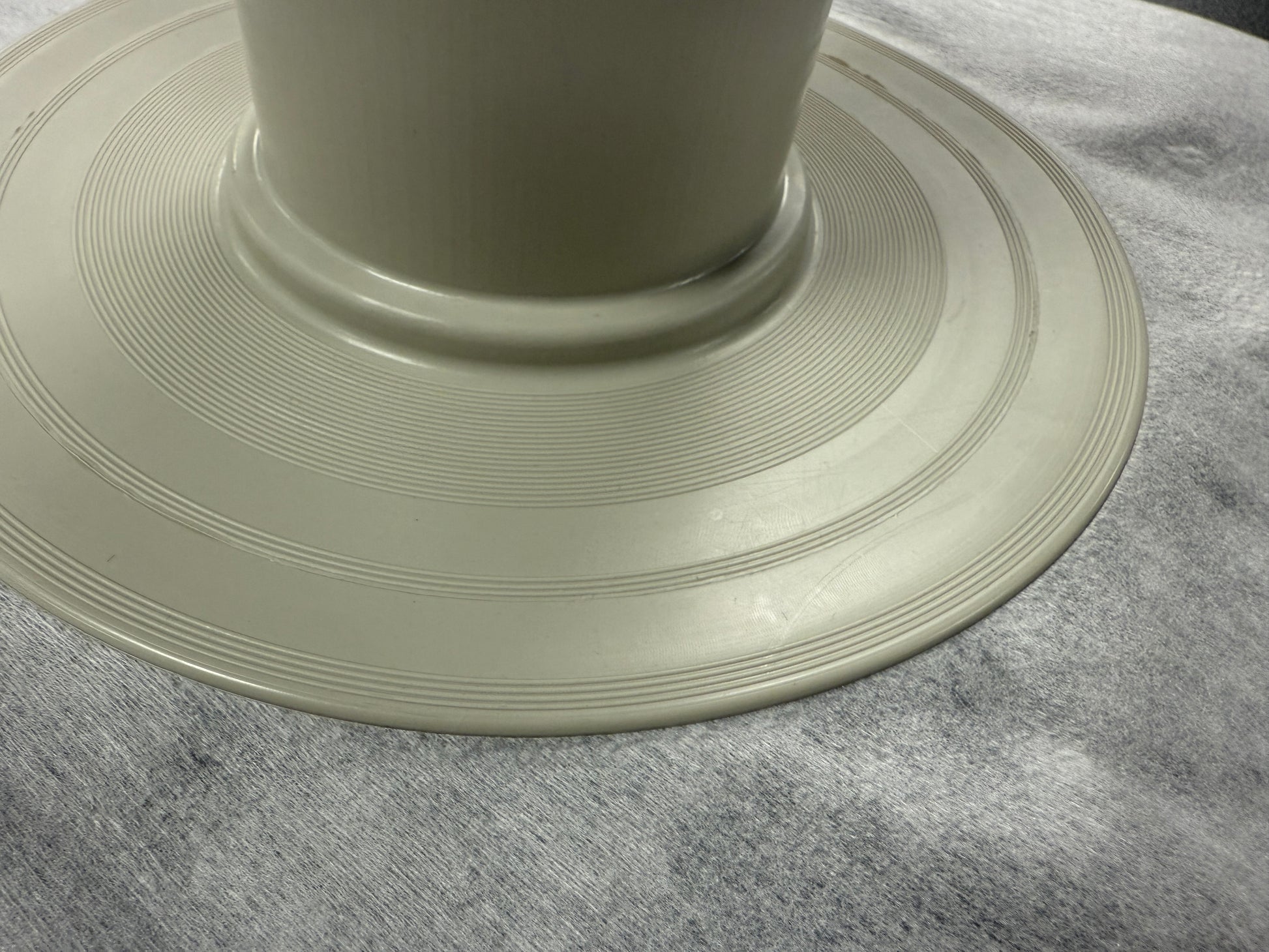 Roof outlet for liquid coatings with flange