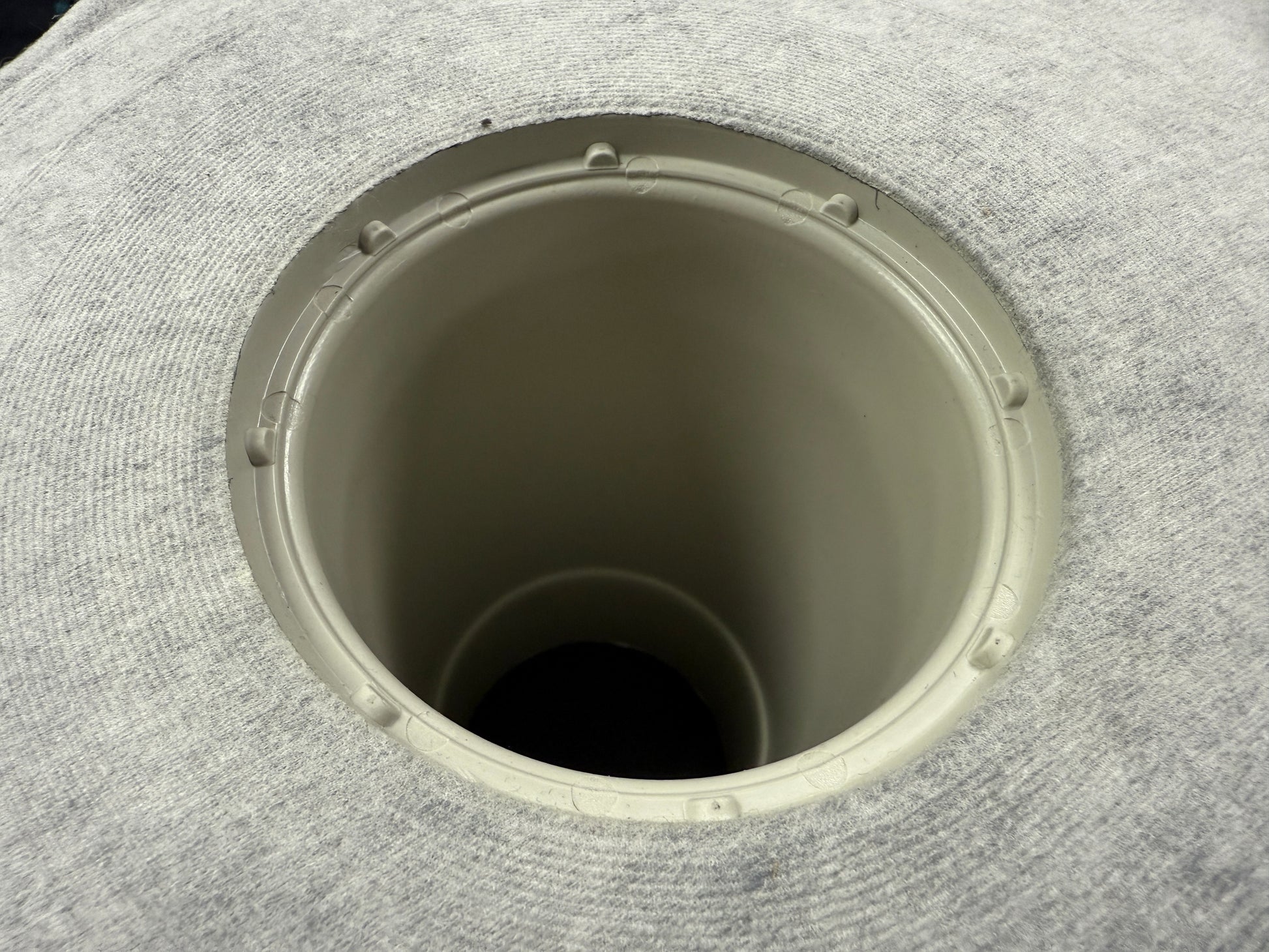 Roof outlet for liquid coatings with flange